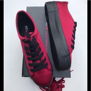ROCKET DOG WOMEN’S FUNK CRIMSON SATION SNEAKERS